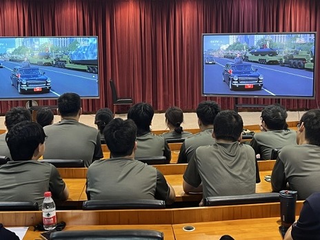 学校组织全体师生集中观看中国人民抗日战争暨世界反法西斯战争胜利80周年纪念大会